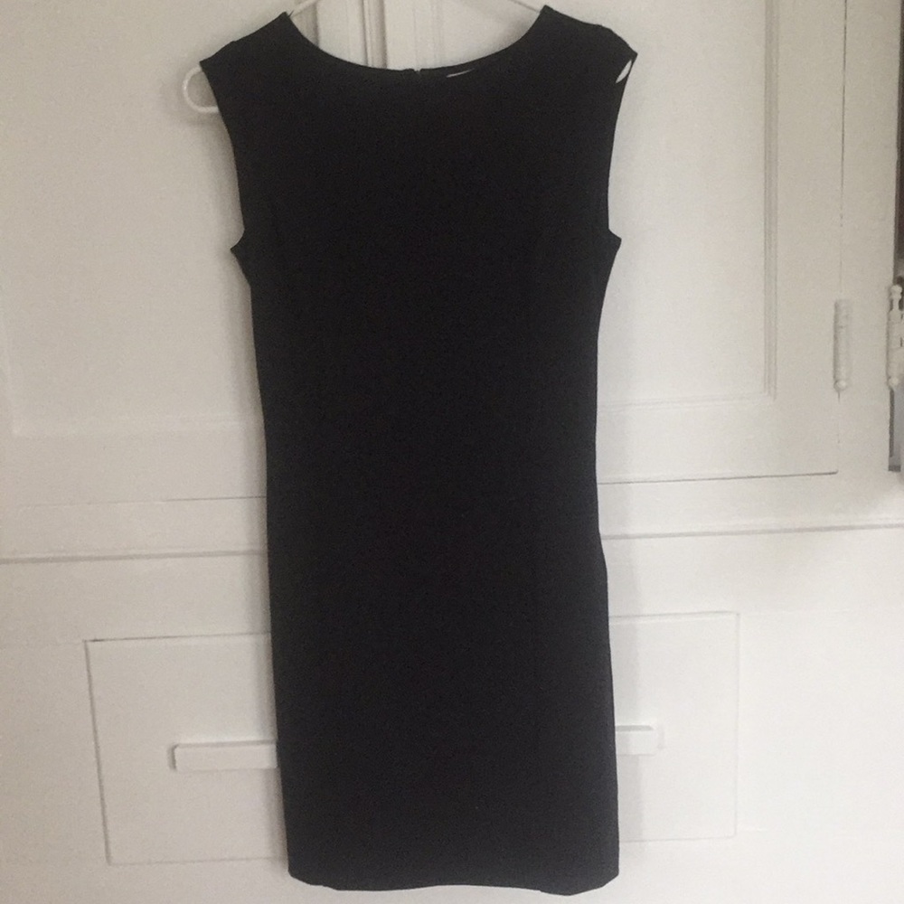 Black sleeveless dress